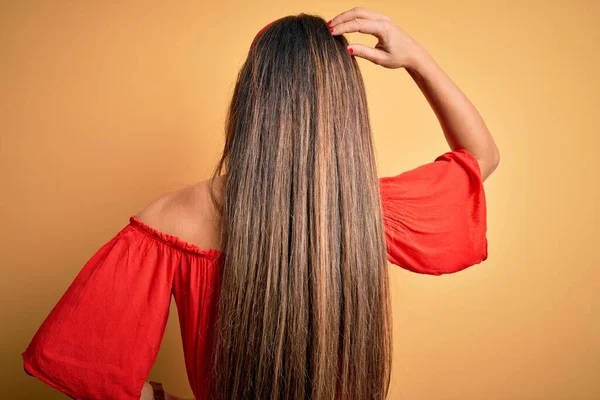 Joven Hermosa Mujer Colorido Estilo Verano Sobre Fondo Aislado Amarillo —  Fotos de Stock