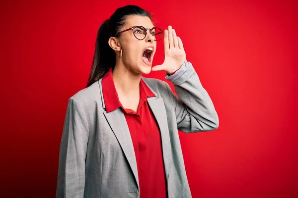 Joven Hermosa Mujer Negocios Morena Con Chaqueta Gafas Sobre Fondo —  Fotos de Stock