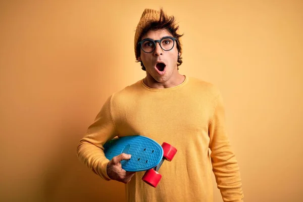 Ung Stilig Student Man Hålla Skridsko Bär Glasögon Över Isolerad — Stockfoto