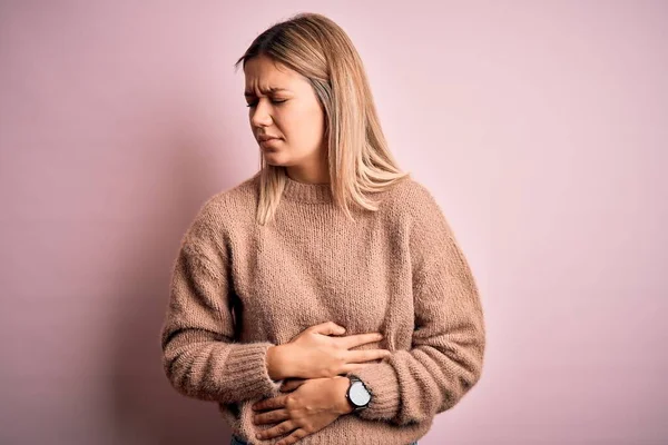 Sarışın Güzel Bir Kadın Pembe Izole Edilmiş Arka Plan Üzerine — Stok fotoğraf