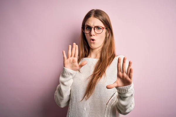 Joven Mujer Pelirroja Hermosa Con Suéter Casual Gafas Sobre Fondo — Foto de Stock