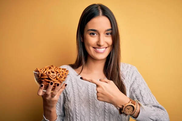 Jong Mooi Brunette Vrouw Oktoberfest Holding Bowl Met Gebakken Duits — Stockfoto