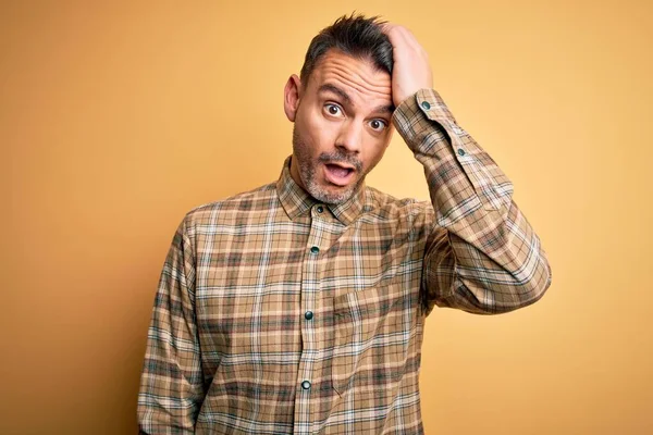 Junger Gutaussehender Mann Lässigem Hemd Der Vor Isoliertem Gelben Hintergrund — Stockfoto