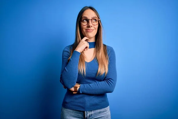 Mavi Gözlüklü Genç Sarışın Bir Kadın Mavi Arka Planda Duruyor — Stok fotoğraf