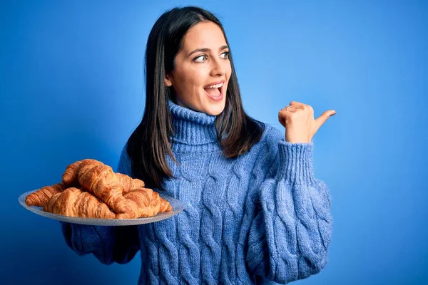 Ung Kvinna Med Blå Ögon Håller Söta Croissanter Till Frukost — Stockfoto