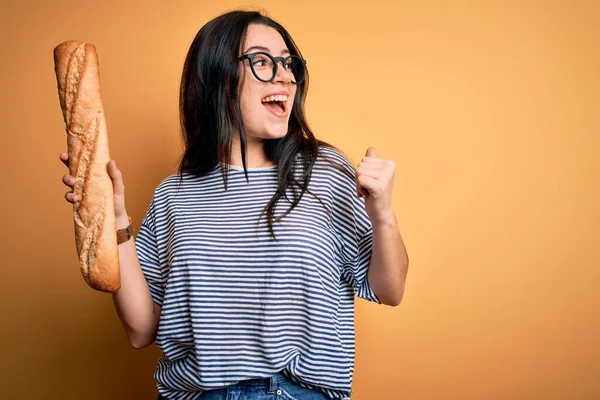 Jonge Brunette Vrouw Houden Zelfgemaakte Vers Brood Baguette Gele Achtergrond — Stockfoto