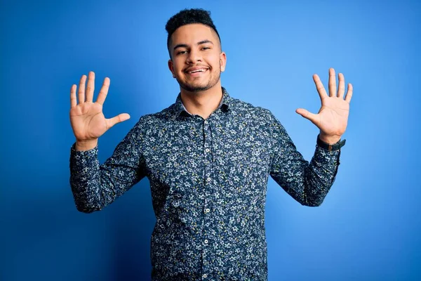 Young Handsome Man Wearing Casual Shirt Standing Isolated Blue Background — Stock Photo, Image