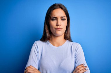 Genç, güzel, esmer bir kadın mavi arka plan üzerinde sıradan bir süveter giyiyor. Kuşkucu ve gergin. Yüzünde çapraz kollarla onaylamayan bir ifade var. Negatif kişi.