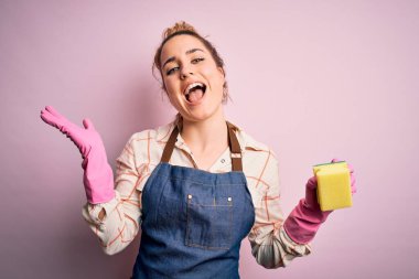 Güzel sarışın temizlikçi kadın ev işi yapıyor. Arpon ve eldiven takıyor. Kırbaç kullanıyor.