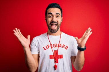 Sakallı, sakallı genç ve yakışıklı bir cankurtaran deliliği kutluyor ve kollarını kaldırıp heyecanla haykırarak başarıyı kutluyor. Kazanan konsept