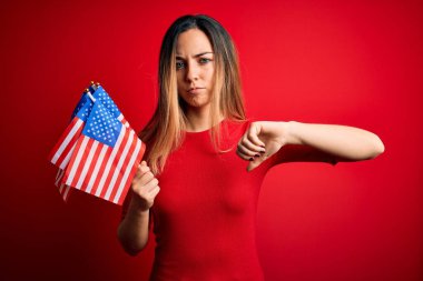 Mavi gözlü, genç, sarışın, vatansever bir kadın. Amerika Birleşik Devletleri bayraklarını elinde tutuyor. Kızgın suratlı, negatif işaretli.