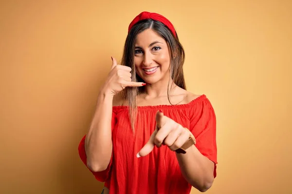 Joven Mujer Hermosa Estilo Verano Colorido Sobre Fondo Aislado Amarillo —  Fotos de Stock