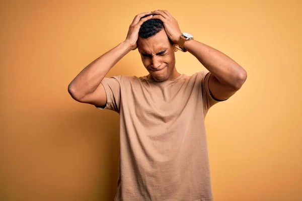 티셔츠를 잘생긴 아프리카 미국인 남자가 편두통때문에 극도로 절망적 스트레스를 있습니다 — 스톡 사진