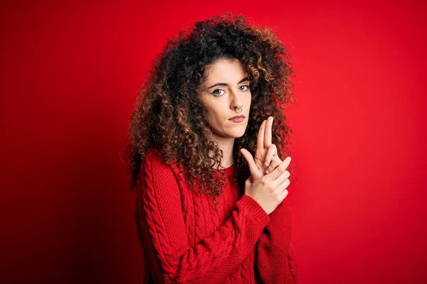 Jovem Mulher Bonita Com Cabelo Encaracolado Piercing Vestindo Camisola Vermelha — Fotografia de Stock