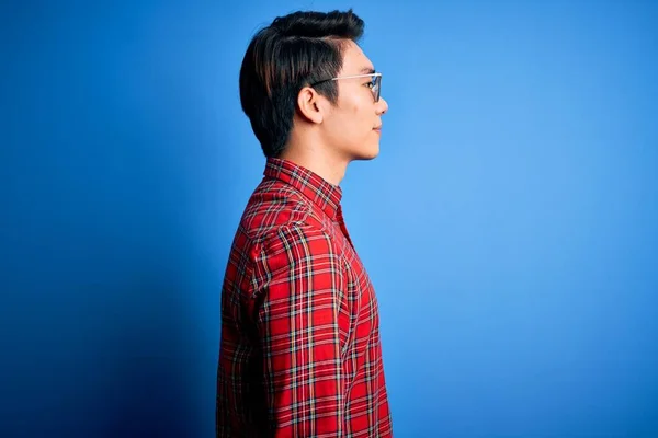 Junge Gut Aussehende Chinesische Mann Trägt Lässiges Hemd Und Brille — Stockfoto