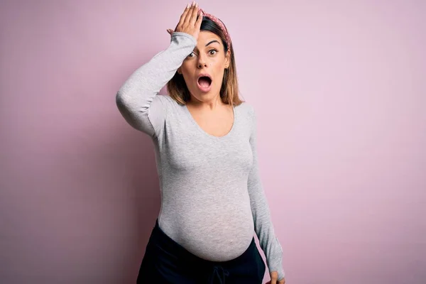 Jovem Bela Mulher Morena Grávida Esperando Bebê Sobre Fundo Rosa — Fotografia de Stock