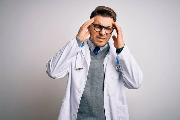 Junger Arzt Mit Blauen Augen Arztkittel Und Stethoskop Über Isoliertem — Stockfoto