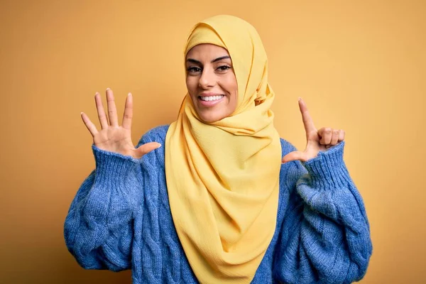 Junge Schöne Brünette Muslimin Trägt Arabischen Hijab Über Isoliertem Gelben — Stockfoto