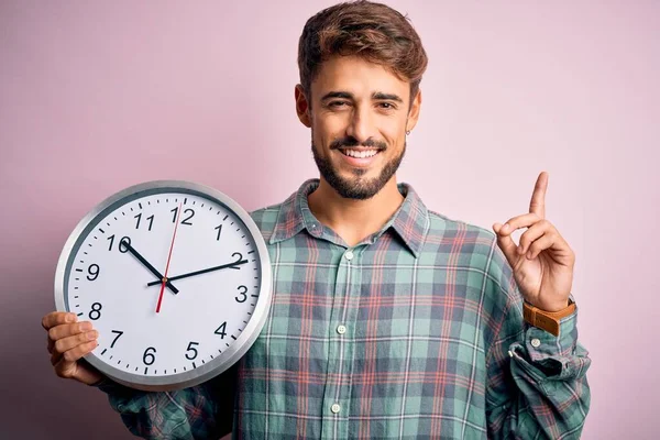 Joven Con Barba Haciendo Cuenta Regresiva Usando Gran Reloj Sobre — Foto de Stock