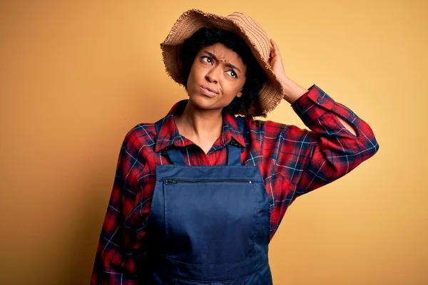 Petani Muda Afrika Amerika Afro Wanita Dengan Rambut Keriting Mengenakan — Stok Foto