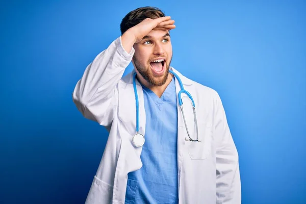 Jeune Médecin Blond Homme Avec Barbe Yeux Bleus Portant Manteau — Photo