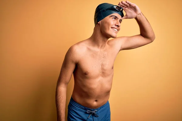 Joven Hombre Guapo Sin Camisa Con Traje Baño Gorra Baño — Foto de Stock