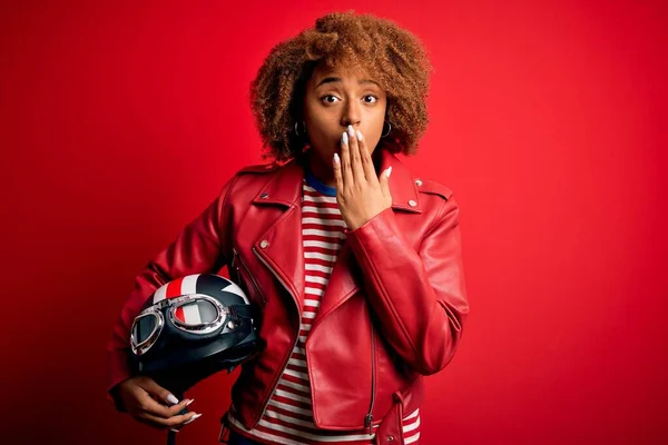 Joven Mujer Motociclista Afroamericana Sosteniendo Casco Motocicleta Sobre Fondo Rojo — Foto de Stock