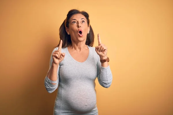 Беременная Женщина Среднего Возраста Ожидающая Ребенка Возрасте Беременности Удивлена Удивлена — стоковое фото