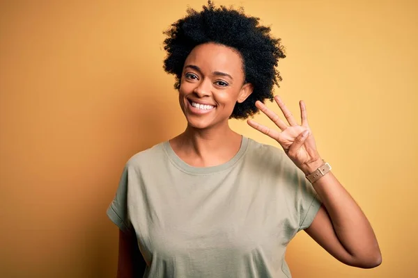 Jong Mooi Afrikaans Amerikaans Afro Vrouw Met Krullend Haar Dragen — Stockfoto