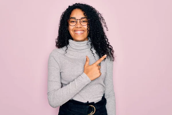 Jonge Afrikaans Amerikaanse Vrouw Draagt Coltrui Bril Roze Achtergrond Vrolijk — Stockfoto