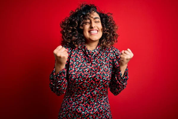 Joven Hermosa Mujer Árabe Rizado Con Vestido Floral Casual Pie — Foto de Stock