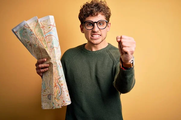 Jonge Blonde Toerist Vakantie Met Krullend Haar Holding Stadsplattegrond Gele — Stockfoto