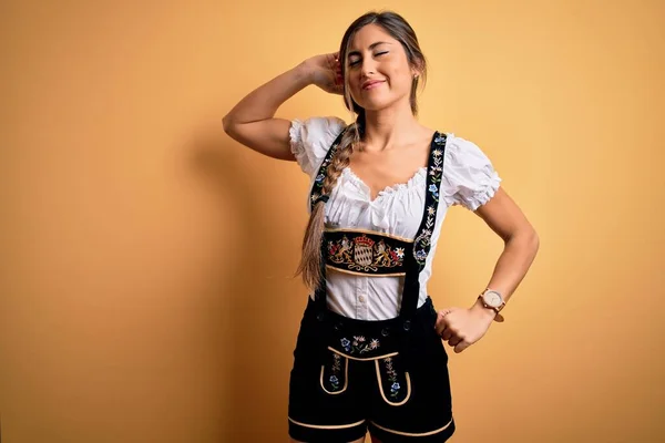 Joven Hermosa Morena Alemana Celebrando Octoberfest Vistiendo Vestido Tradicional Que — Foto de Stock