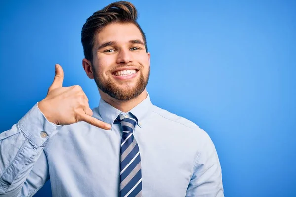 Joven Hombre Negocios Rubio Con Barba Ojos Azules Usando Camisa —  Fotos de Stock