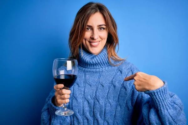 Giovane Bella Donna Bruna Bere Bicchiere Vino Rosso Sfondo Blu — Foto Stock