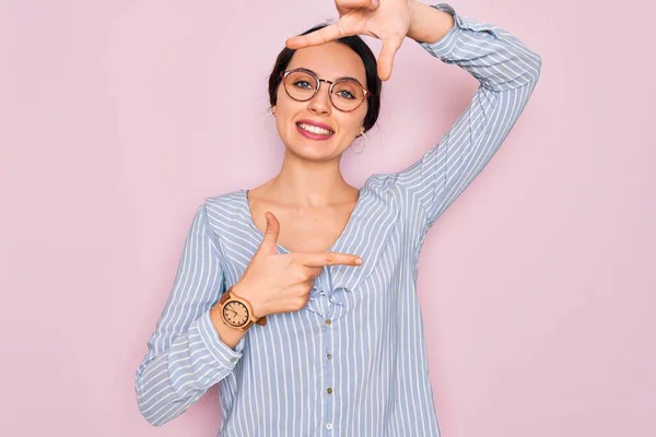 Joven Hermosa Mujer Con Camisa Rayas Casuales Gafas Sobre Fondo —  Fotos de Stock