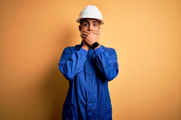Ein Junger Gutaussehender Afrikanisch Amerikanischer Arbeiter Blauer Uniform Und Schutzhelm — Stockfoto