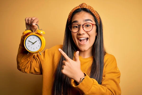 Jeune Femme Asiatique Tenant Réveil Vintage Debout Sur Fond Jaune — Photo