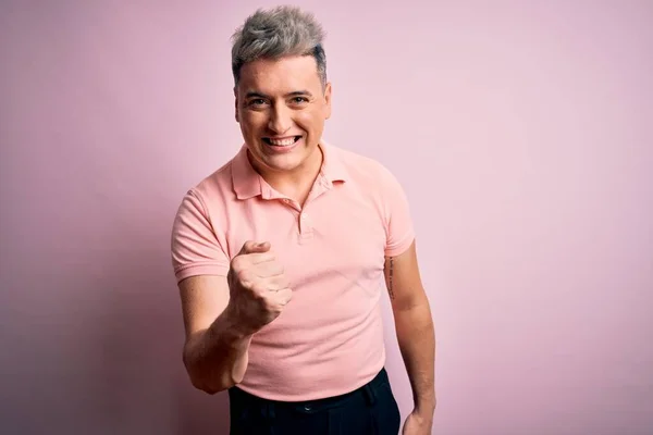 Νεαρός Όμορφος Μοντέρνος Άντρας Που Φοράει Ροζ Shirt Απομονωμένο Φόντο — Φωτογραφία Αρχείου