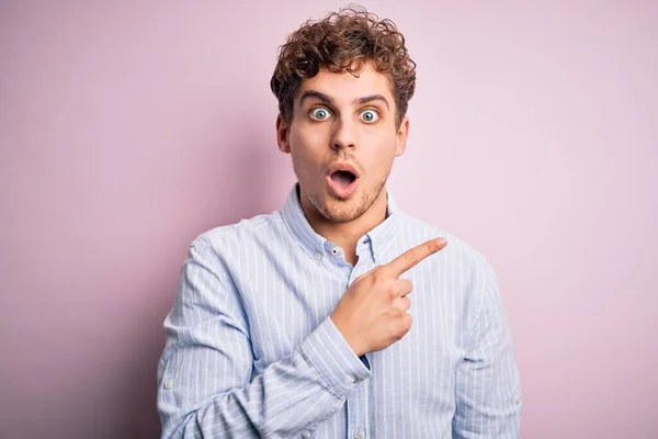 Jovem Loiro Bonito Homem Com Cabelo Encaracolado Vestindo Camisa Listrada — Fotografia de Stock