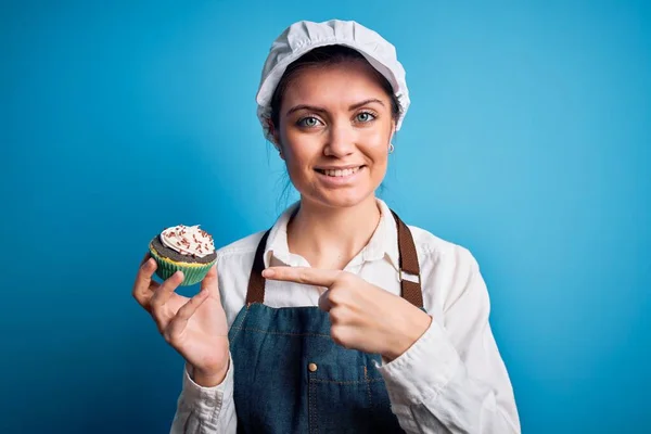 Junge Schöne Bäckerin Mit Blauen Augen Trägt Schürze Hält Schokolade — Stockfoto