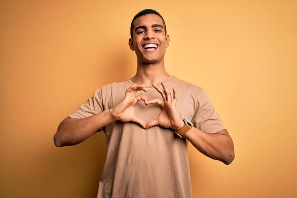 Joven Hombre Afroamericano Guapo Con Camiseta Casual Pie Sobre Fondo — Foto de Stock