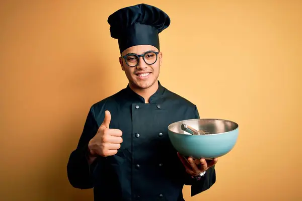 Mladý Brazilský Kuchař Muž Sobě Vařič Uniformu Klobouk Pomocí Mísy — Stock fotografie