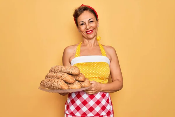 Middelbare Leeftijd Senior Huisvrouw Pin Vrouw Dragen Jaren Stijl Retro — Stockfoto