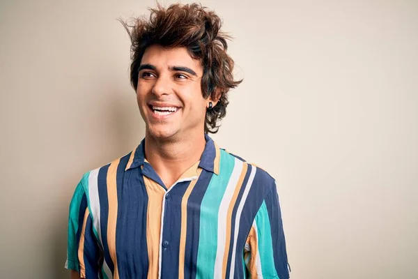 Yaz Tatilinde Olan Genç Bir Adam Renkli Tişörtler Giyiyor Izole — Stok fotoğraf