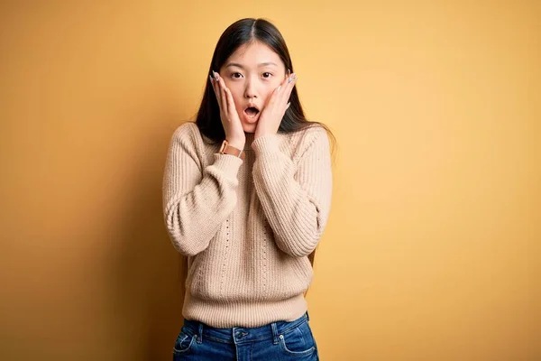 Ung Vacker Asiatisk Kvinna Bär Casual Tröja Över Gul Isolerad — Stockfoto