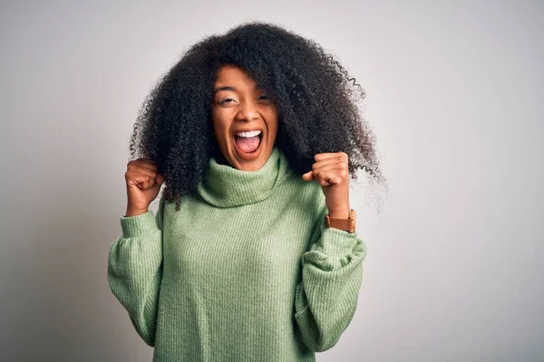 Молодая Красивая Африканская Американка Афроволосами Зеленом Зимнем Свитере Радуется Удивляется — стоковое фото