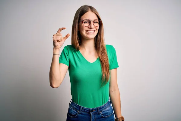 Jonge Mooie Roodharige Vrouw Met Casual Groen Shirt Bril Witte — Stockfoto