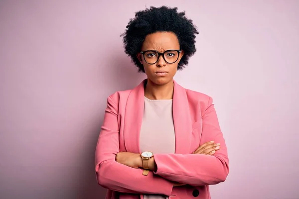 Junge Schöne Afroamerikanische Afro Geschäftsfrau Mit Lockigem Haar Rosa Jacke — Stockfoto