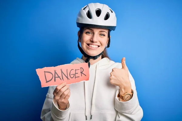 Junge Schöne Rothaarige Radfahrerin Trägt Fahrradhelm Mit Gefahrenpapier Nachricht Glücklich — Stockfoto